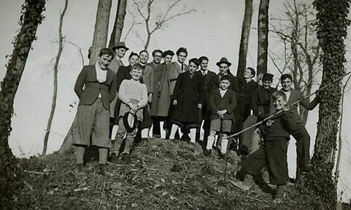 Der junge Pasolini (ziemlich in der Mitte) auf einem Foto von Elio Ciol