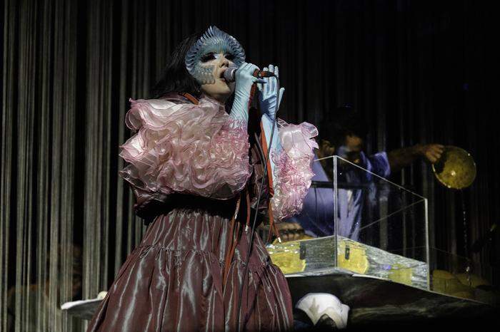 Björk in einem extravaganten Kleid von Vivienne Westwood und Andreas Kronthaler