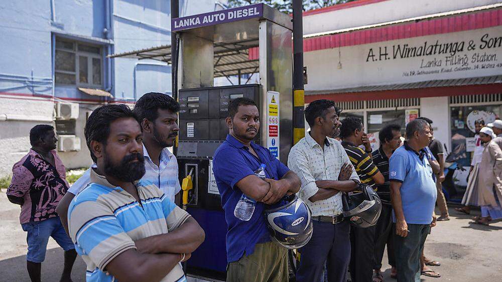 Es gibt in Sri Lanka kaum noch Treibstoff und auch der Strompreis wird nun verachtfacht
