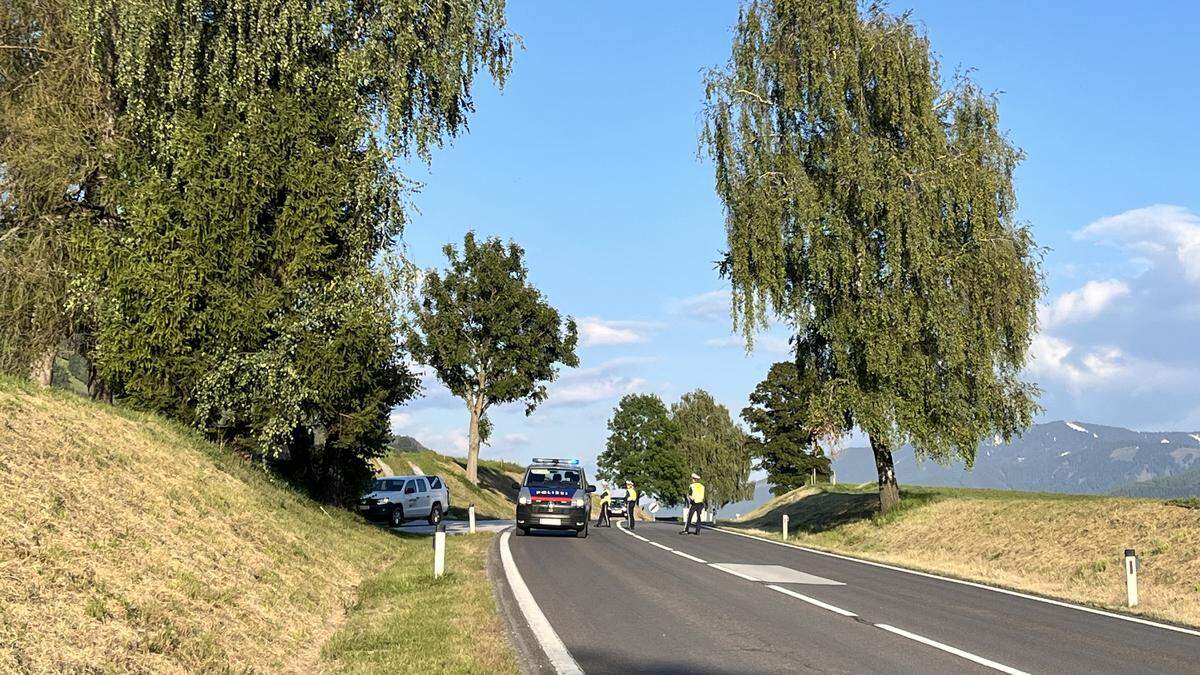 Die Polizei leitete die Pkw durch Aich um, ein langer Stau bildete sich durch den Ort 