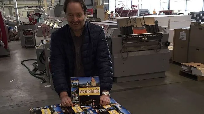 Der Verleger Gernot Ragger mit dem neuen Bildband über die Stadt Wolfsberg