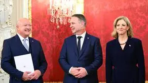 ABD0040_20250303 - WIEN - ÖSTERREICH: (v.l.) Christian Stocker (Bundeskanzler, ÖVP), Andreas Babler (Vizekanzler, Wohnen, Kunst, Kultur, Medien und Sport, SPÖ) und Beate Meinl-Reisinger (Äußeres, NEOS) am Montag, 3. März 2025, im Rahmen der Angelobung der neuen Bundesregierung in der Präsidentschaftskanzlei in Wien. - FOTO: APA/ROLAND SCHLAGER