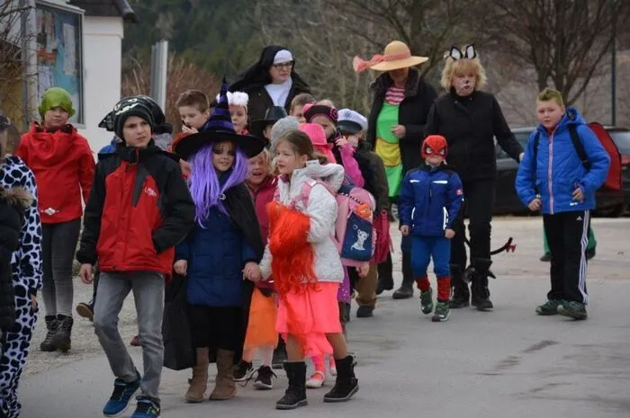 Auf dem Dorfplatz verwöhnte der Elternverein die Kinder mit Krapfen und Getränken.