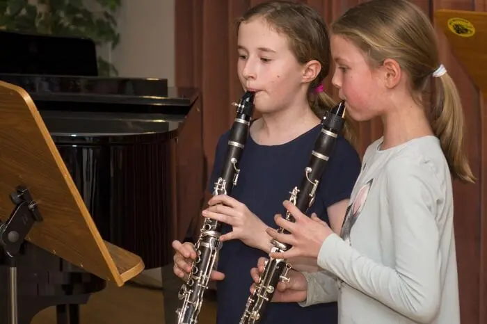 Das Programm war wie immer bunt gemischt: Die Teilnehmer spielten solo oder zu zweit – auf unterschiedlichen Instrumenten wie Posaune, Klarinette, Trompete, Steirische Harmonika, Waldhorn, Querflöte, Gitarre, Cello und Saxophon.