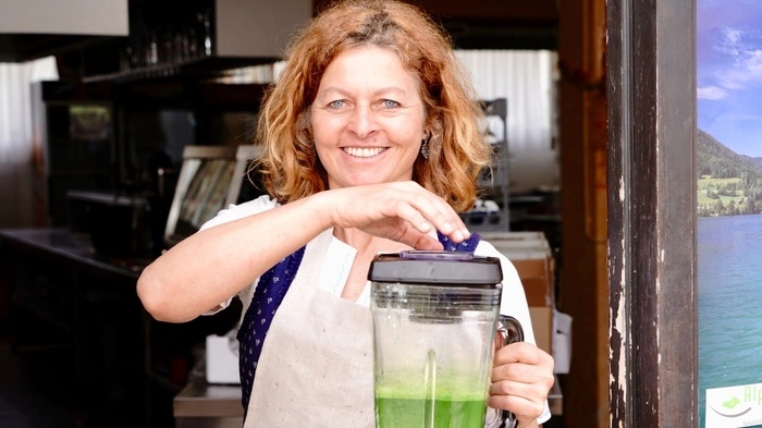 Ein kulinarisches Slow-Food-Fest für die ganze Familie wurde im Rahmen von „Aufwårt’n am Weißensee“ in Mödn’s Bad zelebriert. Viele Gailtaler Slow-Food-Produzenten waren da. Initiatorin Almut Knaller beim Zubereiten der Frühlingskräutersuppe.