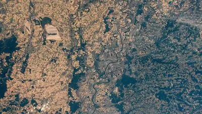 Der Rhein, der sich seinen Weg durch ein ausgetrocknetes Europa bahnt 