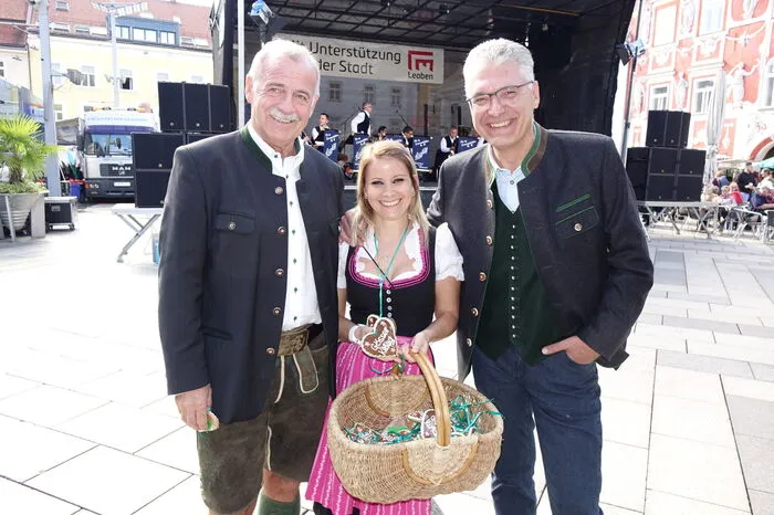 Auch Vizebürgermeister Max Jäger verteilte Herzerl, unterstützt von einer charmanten jungen Dame und Leobens Pressechef Gerhard Lukasiewicz (r.)