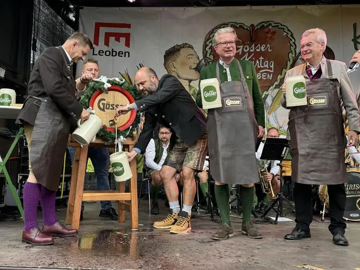 Nur wenige Schläge braucht es, um das Gösser Bier aus dem Fass zu bekommen