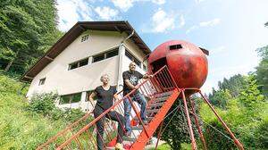 Alex Samyi und Ulli Samyi-Egger auf der Treppe zu „Scandal in Paradise“