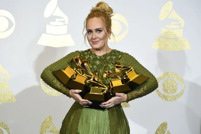 Ihr "25" wurde zudem zum besten Album des Jahres gekürt. In ihrer Dankesrede würdigte Adele unter Tränen ihre Konkurrentin, R&amp;B-Sängerin Beyonce. "Die Künstlerin meines Lebens ist Beyonce", sagte sie. "Das "Lemonade"-Album ist so monumental." Schon vor der Show waren Adele zwei weitere Preise für die beste Pop Solo Performance und das beste Pop Vocal Album zugesprochen worden. Im Laufe ihrer Karriere kommt sie nun auf 15 Grammys.