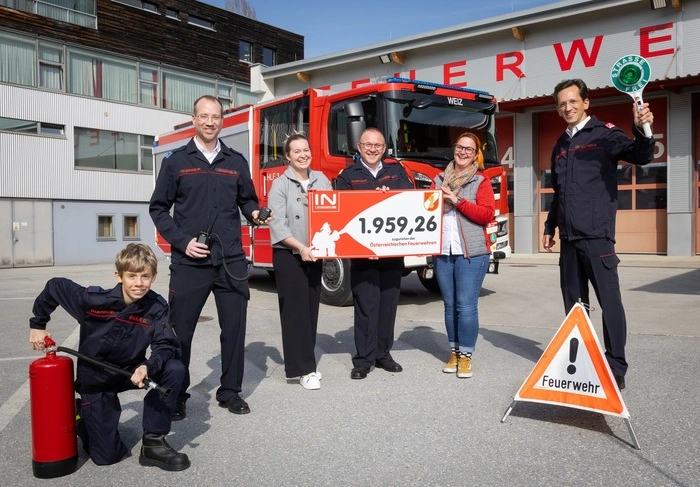 Interspar-Geschäftsleiterin Lisa-Maria Eggenreich (2.v.l.) überreichte den Spendenbetrag an Kommandant Christian Lechner (Mitte).