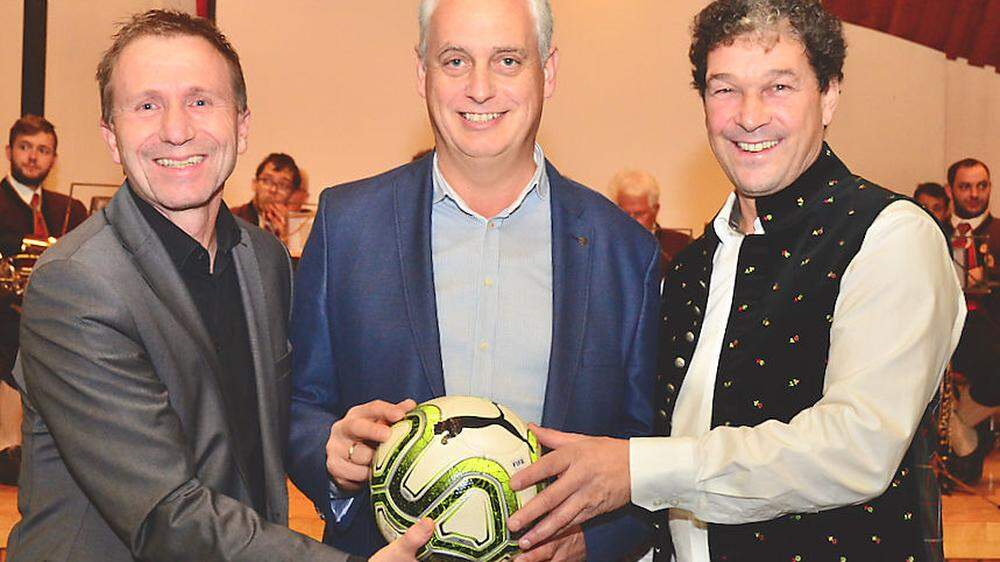 Fußballpräsident Klaus Mitterdorfer mit Bürgermeister Hermann Jantschgi und Vereinsobmann Andreas Brandstätter