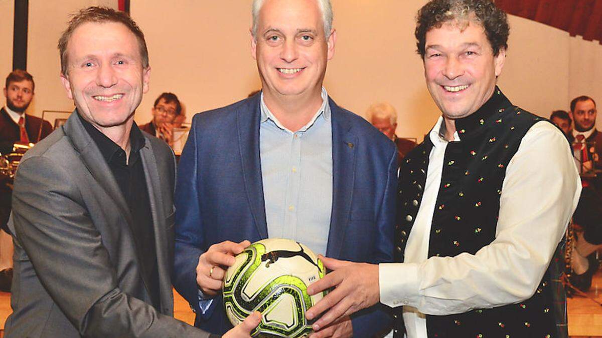 Fußballpräsident Klaus Mitterdorfer mit Bürgermeister Hermann Jantschgi und Vereinsobmann Andreas Brandstätter