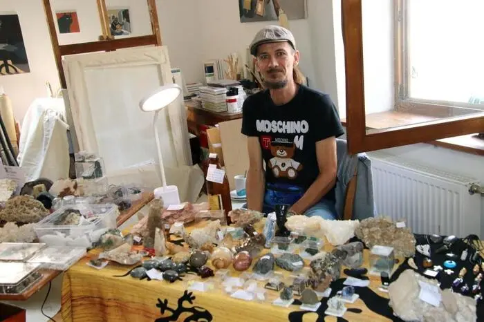 Acht Sammler und Händler zeigten eine große Auswahl an Mineralien und Fossilien sowie an Produkten wie Schmuckketten, Ringe oder Anhänger, die aus den edlen Steinen gefertigt wurden.