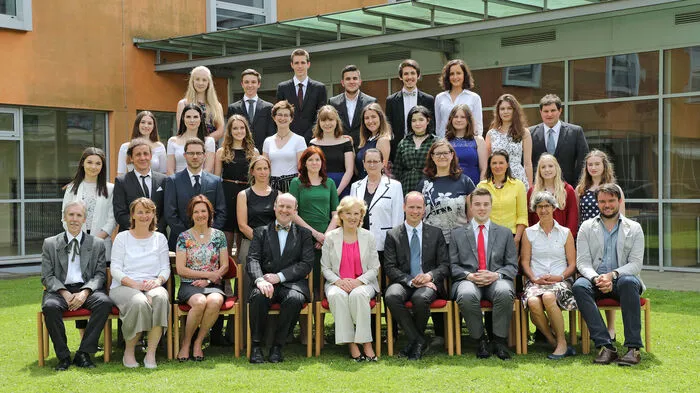 Die glücklichen Maturanten der 8.A.-Klasse des Alten Gymnasiums Leoben.