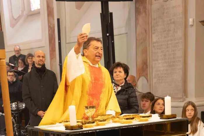Pfarrer Josef Reisenhofer zelebrierte den stimmungsvollen Gottesdienst, der im Zeichen des heiligen Martin stand und zahlreiche Zuseherinnen und Zuseher vor den Bildschirmen erreichte.