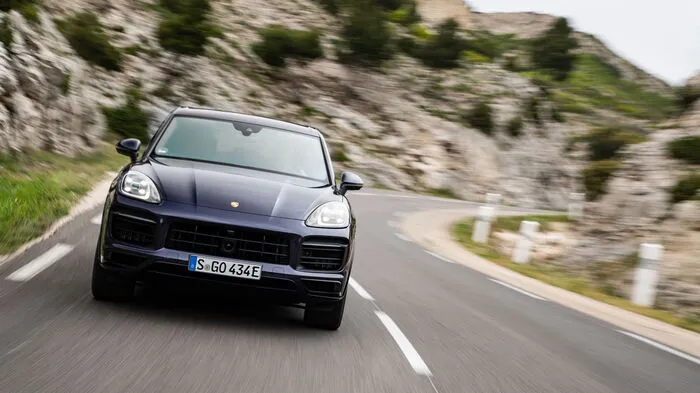 Als nächsten Baustein im Motorenportfolio verpasst Porsche dem Cayenne einen Hybrid-Antriebsstrang. Plug-in-Hybrid, um genau zu sein.