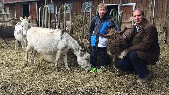 Rainer Ludwig (rechts) mit seinem Sohn Stefan und Esel Itsy
