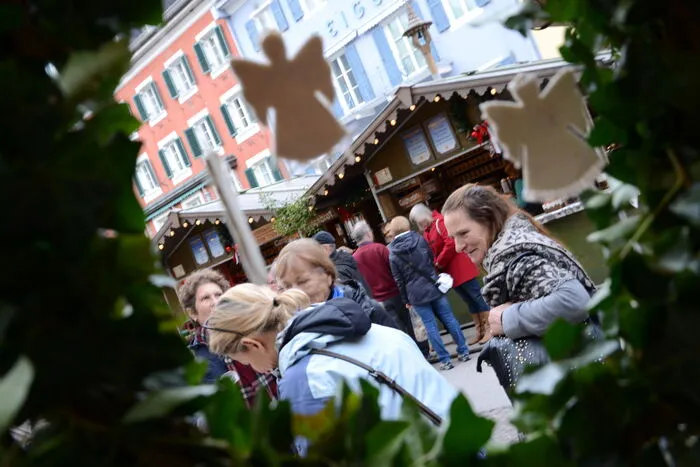 Der Adventmarkt mit seinen 35 kunstvoll dekorierten Ständen hat täglich bis 24. Dezember geöffnet