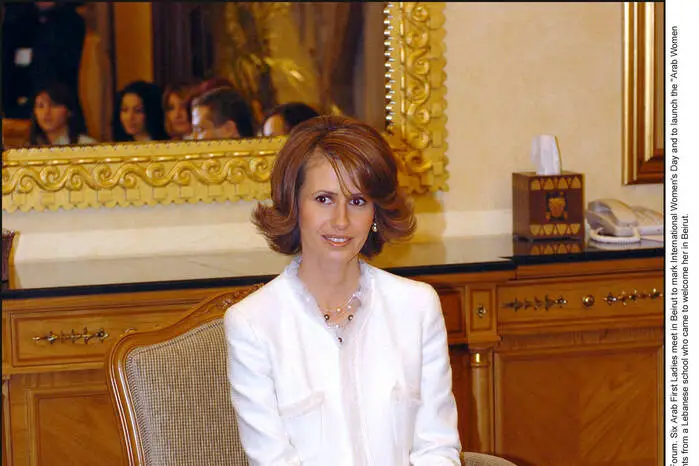 Asma al-Assad wurde 1975 als Tochter des sunnitischen Arztes Fawaz Akhras aus Homs in London geboren und verbrachte die ersten 25 Jahre ihres Lebens in Großbritannien.