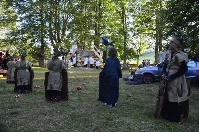 Im Rahmen des Theatercamps 2016 lauerten unterschiedliche Märchenfiguren im Stiftsgarten.