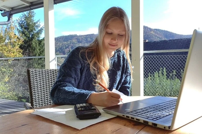 Lea Sophie Sailer, Bundesgymnasium Rein: Mir geht es ganz gut. Ich vermisse die sozialen Kontakte, aber mit den engsten Freunden halte ich Kontakt. Daheim wird mir nie langweilig. Man kann sich die Zeit freier einteilen. In vielen Fächern ist es aber schwierig, den ganzen Stoff durchzumachen. Die meisten Lehrer machen einen super Job.