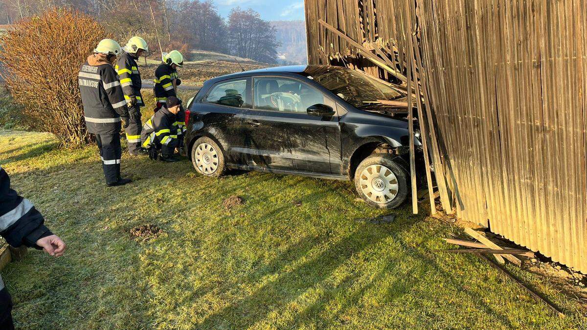 Die Lenkerin des Fahrzeugs stand unter Schock und wurde in das LKH Feldbach gebracht