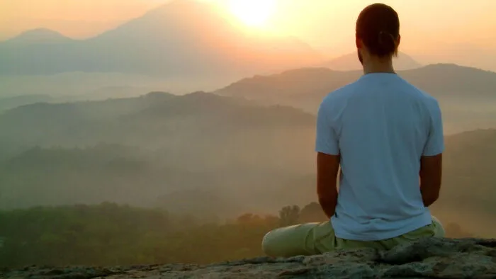 Gerade bei Gelenk- oder Verspannungsschmerzen ist es einfach, mit Meditation eine Verbesserung zu erzielen. Wenn ein Schmerz tiefer sitzt wird es schwieriger, so Klell