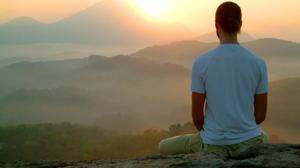Gerade bei Gelenk- oder Verspannungsschmerzen ist es einfach, mit Meditation eine Verbesserung zu erzielen. Wenn ein Schmerz tiefer sitzt wird es schwieriger, so Klell