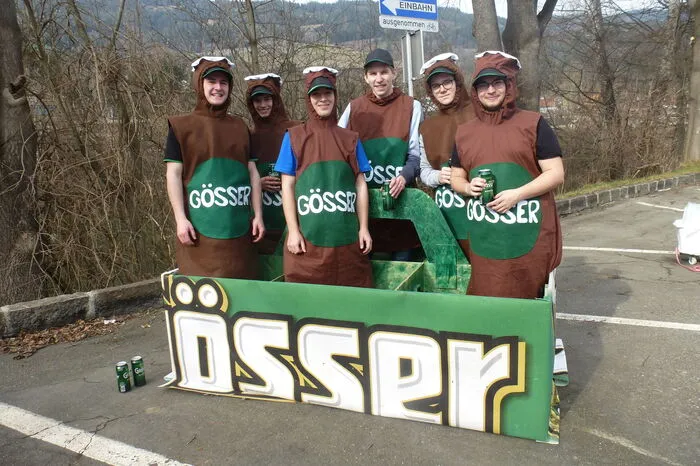Prost: Ein menschliches Sechsertragerl von Gösser