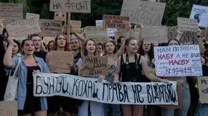 Protesters shout slogans and hold placards during a demonstration against a law that removes the independence of the NABU and SAPO anti-corruption agencies, in Kyiv on July 24, 2025, amid the Russian invasion of Ukraine. Ukraine's anti-corruption body NABU said a new bill submitted to parliament on July 24 would restore its independence, after President Volodymyr Zelensky backtracked under pressure from nationwide protests and the EU. (Photo by Tetiana DZHAFAROVA / AFP)