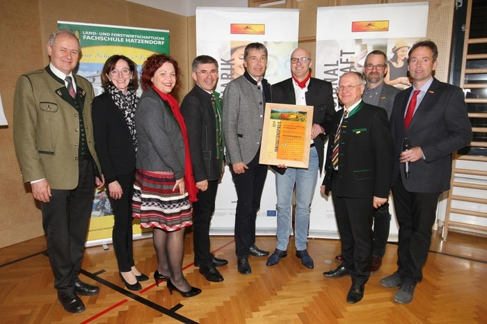 Die Vermarktungspreise gingen an Rupert Bruchmann (Weinberg) für „Grill on Hill/meat &amp; eat im Weingarten“ und . . .