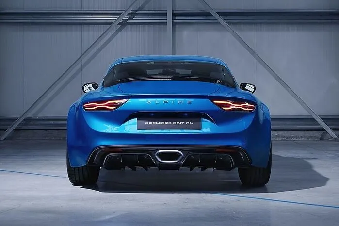 Mit 4178 Millimetern ist die Alpine ungefähr so lang wie ein Renault Clio. Die Breite beträgt 1798 Millimeter, dabei ist sie aber nur 1252 Millimeter flach. Dennoch soll man ohne gröbere Verrenkungen ein- und aussteigen können, versprechen die Franzosen.