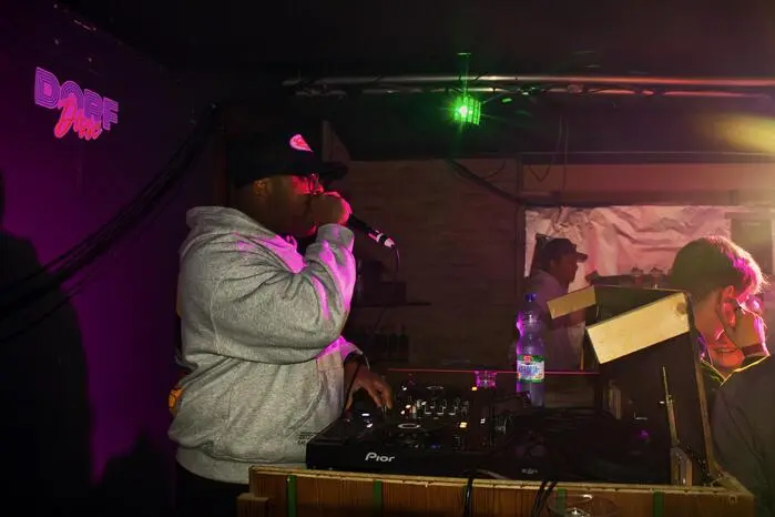 Das DJ-Duo sign_out sorgte mit aktuellen Beats und Klassikern für eine volle Tanzfläche und echte Partystimmung.