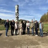 Künstlerin Milica Tomić (5. v. l.), Gabriele Mackert (KiöR, 4. v. l.) und Bernhard Schrettle (ASIST, r.) führten durch das Landschaftsdenkmal am Gelände des ehemaligen KZ-Außenlagers in Wagna
