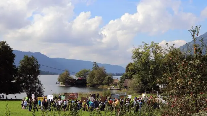 „Wir fordern Transparenz“, „mehr Respekt vor öffentlichem Gut“, „der See gehört uns allen“. Die Botschaften  auf den Schildern, der Menschen, die am heutigen Samstag am Ossiacher See anzutreffen waren, sprechen eine klare Spare. Die Teilnehmer der Protestaktion gegen das dort geplante Badehaus samt Hotel fordern Information und Einsicht in die Pläne zum Bau. Und sie sprechen sich gegen ein Bauprojekt auf dem letzten freien Seegrund in Steindorf aus. 