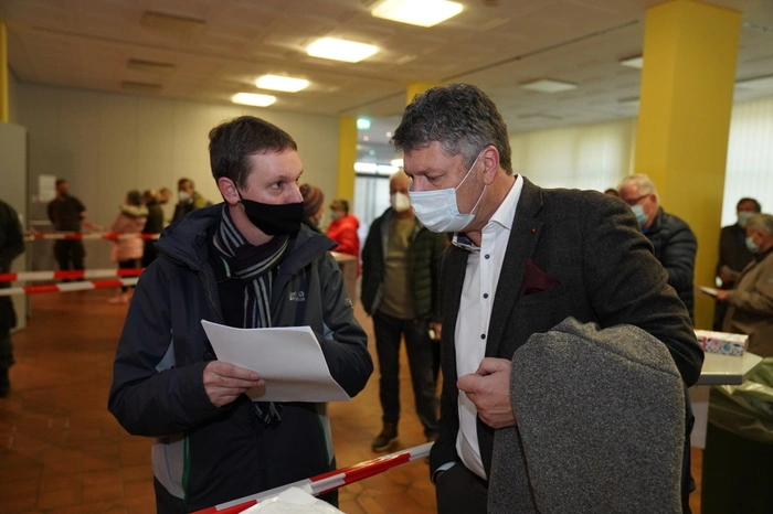 Bürgermeister Gerhard Pirih (rechts) machte sich ebenfalls ein Bild vor Ort: "Testen lasse ich mich, wenn der erste Ansturm vorbei ist."