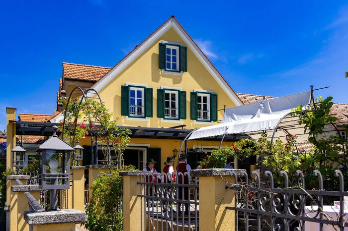 Das Gasthaus und der Shop befinden ist direkt im Ort, im ehemaligen Gasthof "Zur Hofstubn".