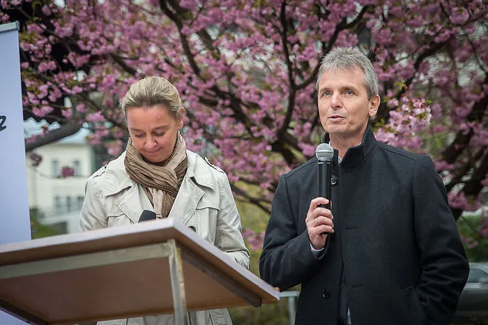 Möglich wurde der Umbau eines Wirtschaftsgebäudes auf dem Gelände der Pfarre St. Leonhard zu einem Hospiz für obdachlose Menschen durch eine Spende der Anton Paar GmbH. Geschäftsführer Friedrich Santner bei der Eröffnung: „Am Ende stehen wir alle mit einem Hemd da, das keine Taschen hat. Das sollte uns eine Mahnung sein, das Wort 'genug' nicht zu vergessen."