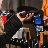 Die automatische Verrechnung von fünf Prozent Trinkgeld bei Kartenzahlung in einem Oberkärntner Café sorgt für Diskussionen