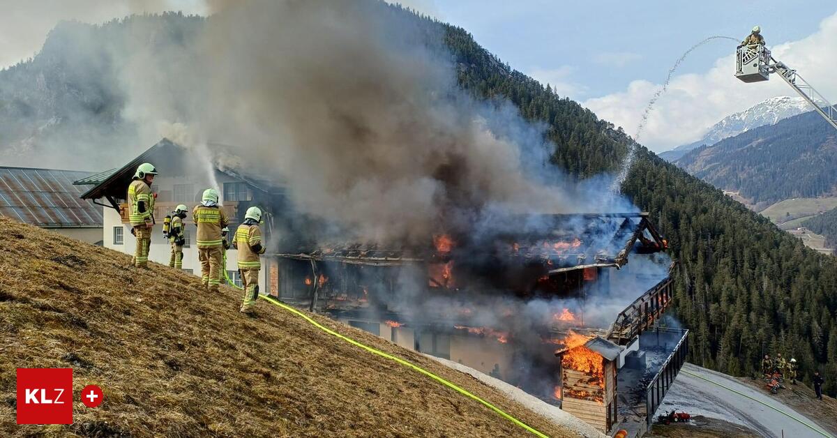 Hotel-in-Flammen-Wind-setzt-den-Einsatzkr-ften-zu