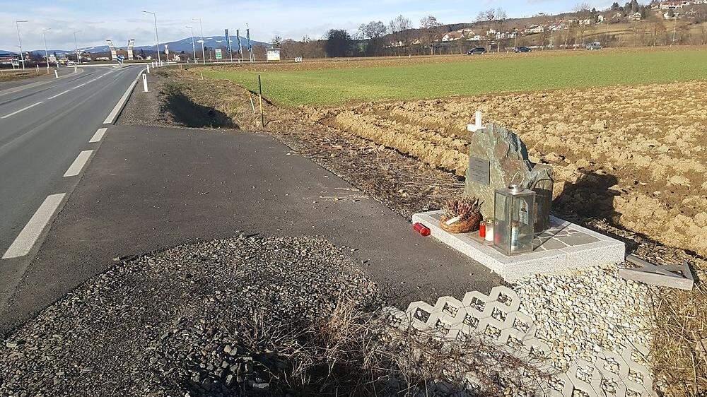 Arbeitskollegen errichteten einen Gedenkstein an der Unfallstelle bei Bad Waltersdorf