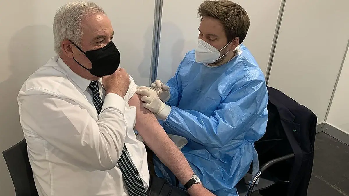 LH Schützenhöfer bei Impfung