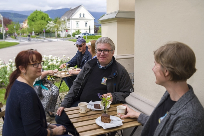 Bei Kuchen und Kaffee gegen eine Spende entstehen gute Gespräche