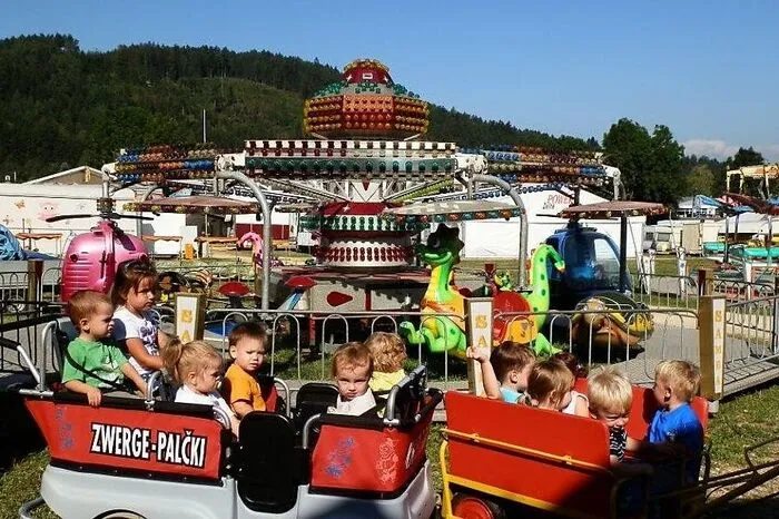 Die Kinder der Kindergruppe Zwerge-Palcki in Bleiburg bei einem Aufslug am Freitag, den 26. August auf dem Bleiburger Wiesenmarkt.