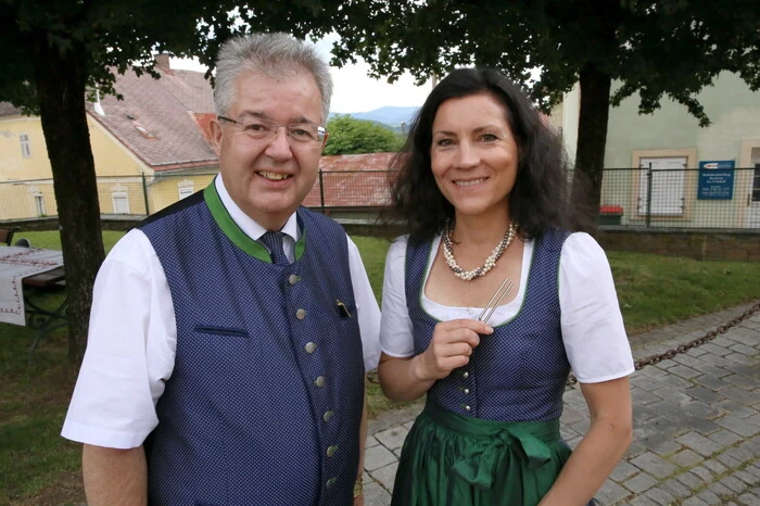 Neben sechs Klangkörpern konnte Obmann Walter Zemrosser und Chorleiterin Gerhild Rücker unter den Gästen unter anderen Bürgermeister Alexander Benedikt, Raika Althofen-Geschäftsleiterin Martina Auer-Müller, Gerichtsvorsteher Herbert Müller, Dechant Lawrence Pinto, Mediziner Ernst Kohlweg sowie Alt-Bürgermeister Manfred Mitterdorfer willkommen heißen. 