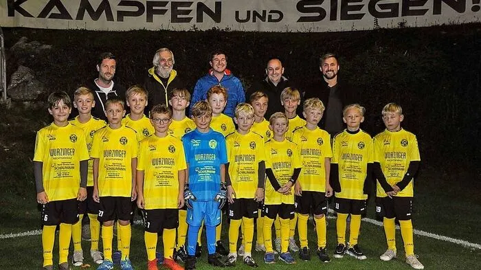 Fotoshooting mit 18 Mannschaften und über 200 Kindern für den  SAZ-Jugendkalender 2022