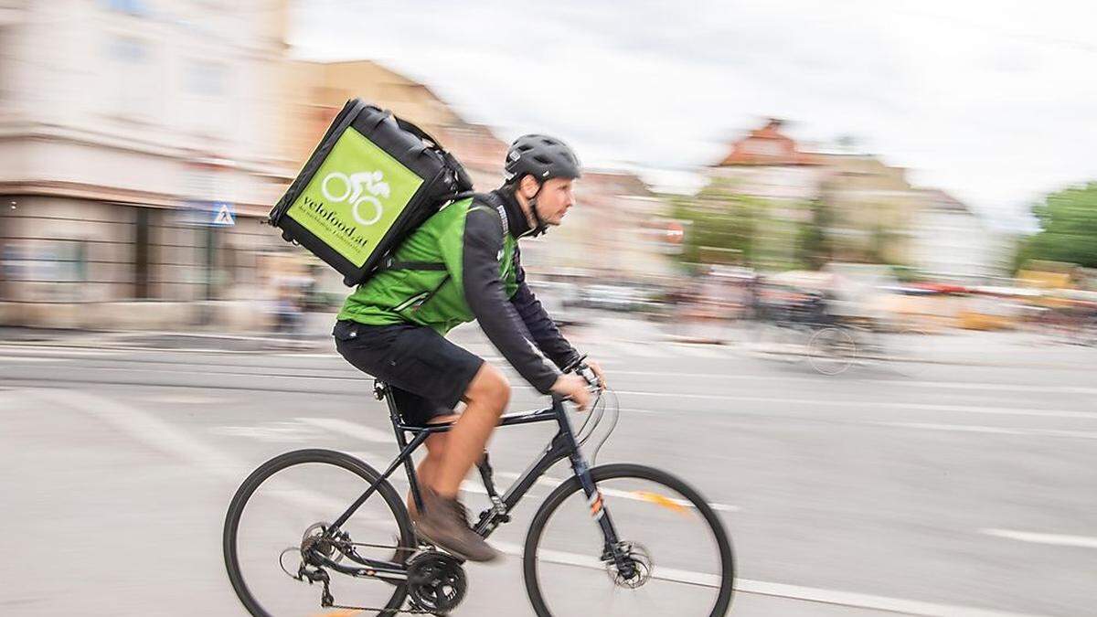 Bis zu 300 Mal pro Tag liefern die Radfahrer von Velofood Essen aus