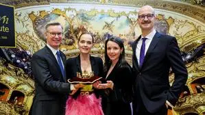 Weikhard und Poleschinski mit den Organisatoren der Redoute, Maria Ohrenstein und Bernd Pürcher