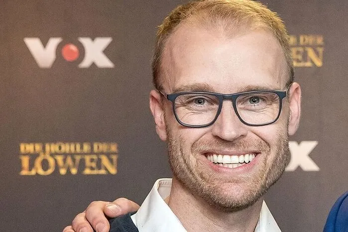 Er hat bei „Die Höhle des Löwen“ auch prominente Investoren für seine Idee begeistert: Marcus König vereinte einen Futternapf und eine selbsthaftende Platzmatte zum Yummynator. Hier geht es zur Abstimmung. Nur mehr bis 31. Dezember.